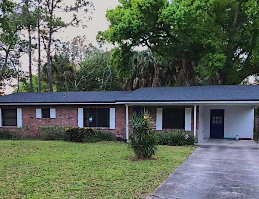 A home in Williston, Florida with a new roof installed by West Orange Roofing